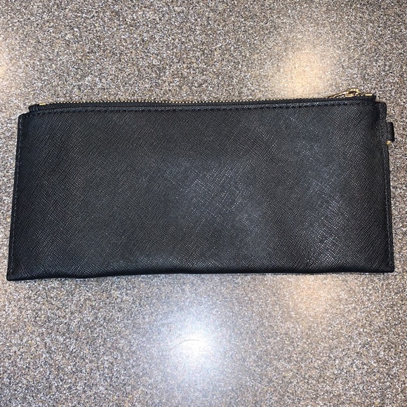 Like new Michael Kors wristlet - Picture 4 of 5